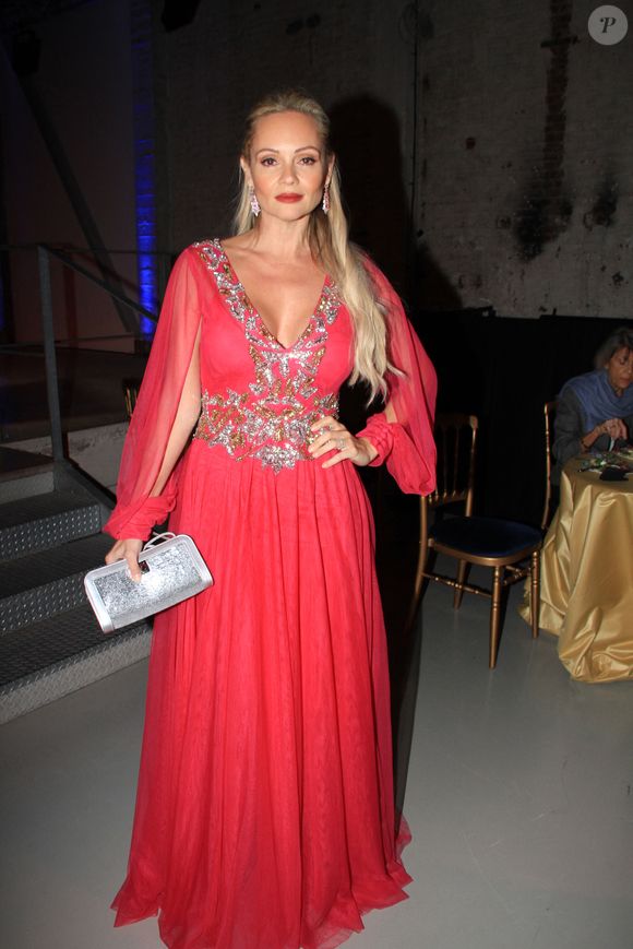 Béatrice Rosen dans une longue robe Christophe Guillarmé rebrodée en tulle rose fuchsia, parée par Helena Joy - Soirée du 29ème Gala de l’Espoir donné au profit de la recherche contre le cancer au théâtre des Champs-Elysées à Paris le 27 novembre 2023. © Philippe Baldini/Bestimage