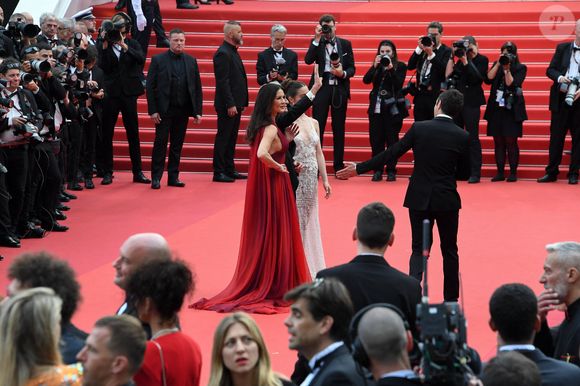 Michael Douglas, Catherine Zeta Jones, Carys Zeta Douglas à la montée des marches de "Jeanne du Barry" lors du 76ème Festival International du Film de Cannes, le 16 mai 2023. Lionel Urman / Panoramic / Bestimage