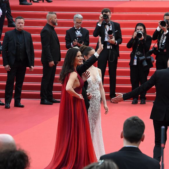 Michael Douglas, Catherine Zeta Jones, Carys Zeta Douglas à la montée des marches de "Jeanne du Barry" lors du 76ème Festival International du Film de Cannes, le 16 mai 2023. Lionel Urman / Panoramic / Bestimage