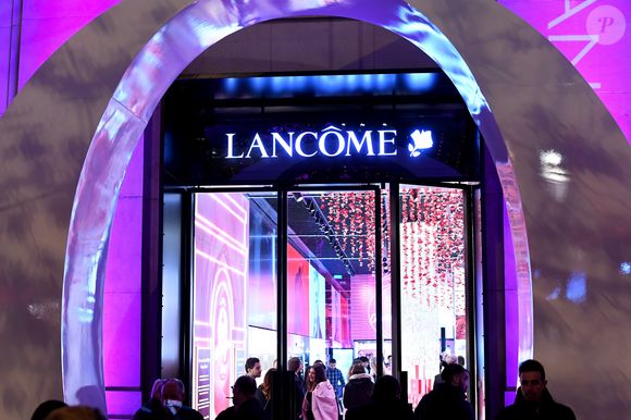 Exclusif - Illustration - Inauguration de la boutique Lancôme 52 Champs-Elysées à Paris le 4 décembre 2019. © Rachid Bellak/Bestimage