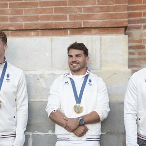 Le Français de 22 ans est en effet parti pour s'entraîner avec Dean Boxall, célèbre pour avoir coaché Ariarne Titmus, nageuse australienne double médaillée d'or à Paris.

Léon Marchand, Antoine Dupont, Nelson Epée - Les Toulousains ont accueilli avec ferveur les athlètes de la Ville rose et de ses alentours, après leur performance aux Jeux Olympiques de Paris 2024 sur la place du Capitole le 18 septembre 2024. © Frédéric Maligne/Bestimage