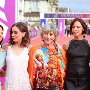 Cette année, la chanteuse préside le Jury de la Révélation, entourée des comédiens Noée Abita, Manon Clavel, Marion Barbeau et Sayyid El Alami. 


Le Jury Révélation du Festival de Deauville composé de Lio, Noee Abita, Marion Barbeau, Manon Clavel et Sayyid El Alami lors de l'ouverture de la 52ème édition du Festival du Cinema Américain de Deauville, le 4 septembre 2026. 

© Denis Guignebourg/Bestimage