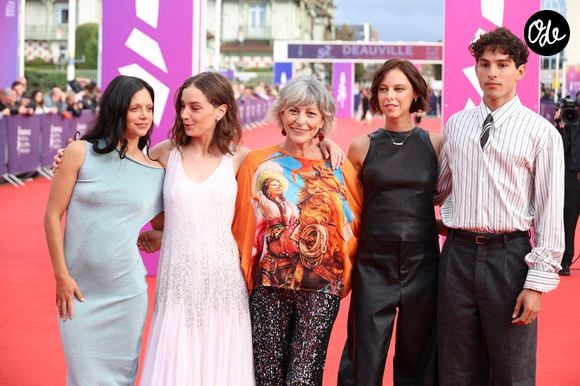 Cette année, la chanteuse préside le Jury de la Révélation, entourée des comédiens Noée Abita, Manon Clavel, Marion Barbeau et Sayyid El Alami. 


Le Jury Révélation du Festival de Deauville composé de Lio, Noee Abita, Marion Barbeau, Manon Clavel et Sayyid El Alami lors de l'ouverture de la 52ème édition du Festival du Cinema Américain de Deauville, le 4 septembre 2026. 

© Denis Guignebourg/Bestimage