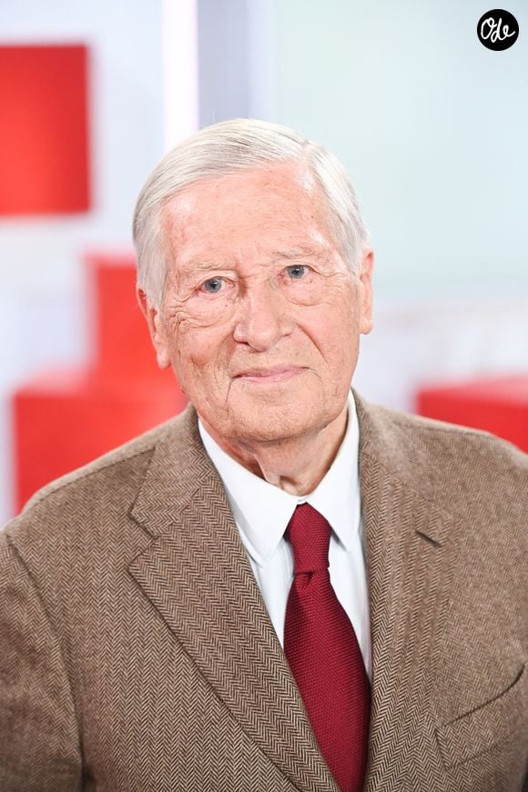 Exclusif - Alain Duhamel lors de l'enregistrement de l'émission Vivement dimanche au studio Rive gauche, présentée par M.Drucker, diffusée sur France 3 le 14 juin 2026, à Paris, France, le 5 mai 2026. © Guillaume Gaffiot/Bestimage