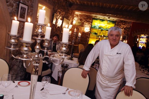 Son établissement séduit par sa simplicité, sa convivialité et la qualité de ses plats italiens authentiques. 

Mamo le patron du restaurant "Le Michelangelo" pose dans son restaurant à Antibes le 3 janvier 2011. Cyril Dodergny / Nice Matin / Bestimage
