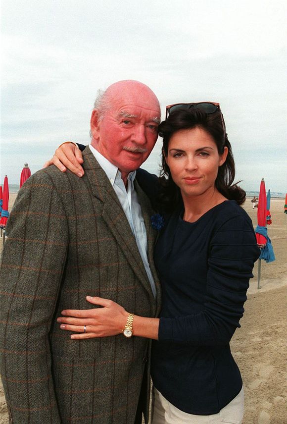 “Doté d’un flair incomparable, il est passé à côté de Michel Sardou, dont il a rompu le contrat après un album”, écrit "Le Figaro"

Archives - Eddie Barclay et sa femme Caroline à Deauville en 1995. ANGELI-RINDOFF / BESTIMAGE