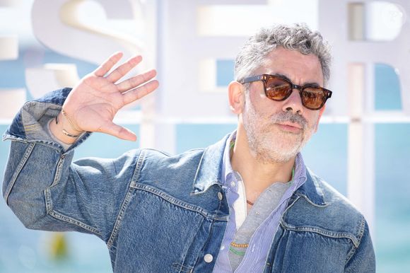 Manu Payet assiste au photocall de 'A La Poursuite Du Rougail Saucisse' dans le cadre du 8ème Festival de Cannes, le 26 avril 2025 à Cannes, France. 
Photo by Shootpix/ABACAPRESS.COM