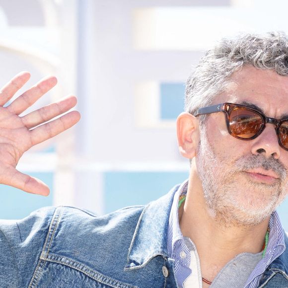 Manu Payet assiste au photocall de 'A La Poursuite Du Rougail Saucisse' dans le cadre du 8ème Festival de Cannes, le 26 avril 2025 à Cannes, France. 
Photo by Shootpix/ABACAPRESS.COM