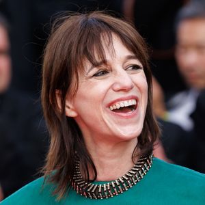 Charlotte Gainsbourg assiste au tapis rouge de "The Phoenician Scheme" lors du 78ème Festival de Cannes au Palais des Festivals le 18 mai 2025 à Cannes, France. Photo par Anne Barson/ABACAPRESS.COM