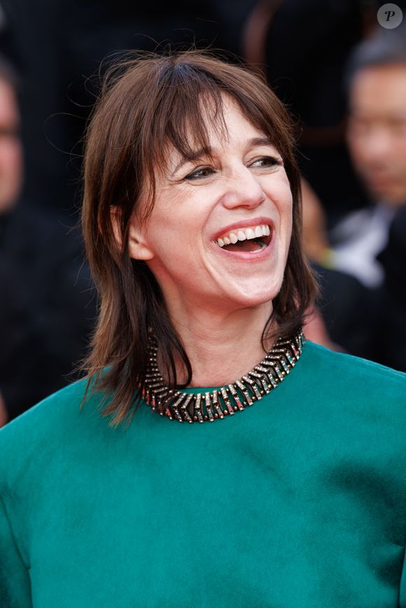 Charlotte Gainsbourg assiste au tapis rouge de "The Phoenician Scheme" lors du 78ème Festival de Cannes au Palais des Festivals le 18 mai 2025 à Cannes, France. Photo par Anne Barson/ABACAPRESS.COM