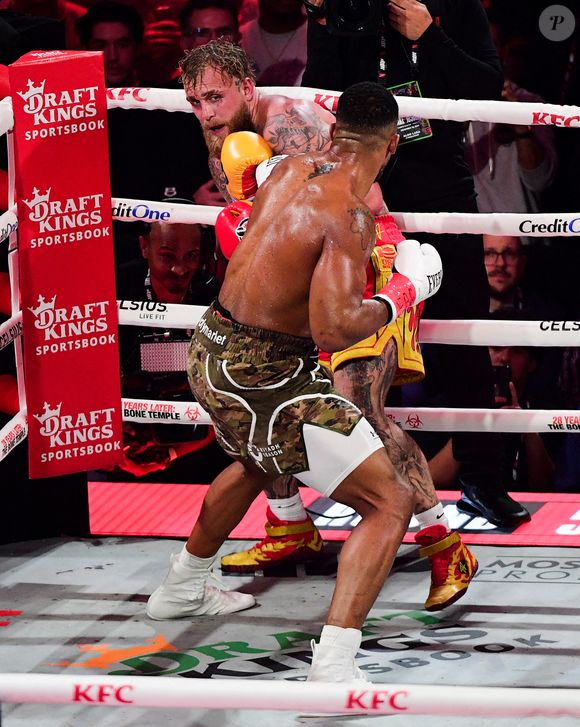 Anthony Joshua et Jake Paul lors de leur combat de poids lourds au Kaseya Center, Miami, Floride. Vendredi 19 décembre 2026. ... Anthony Joshua contre Jake Paul - Kaseya Center ... 20-12-2025 ... ...  
PA Photos/ABACA