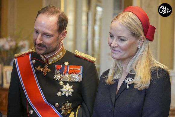 Le roi Philippe et la reine Mathilde de Belgique accueillis par la famille royale de Norvège au palais à Oslo, le 24 mars 2026. Le couple royal était entouré du roi Harald V de Norvège, de la reine Sonja de Norvège, de la princesse Mette-Marit de Norvège, et du prince Haakon de Norvège. NTB / Bestimage
