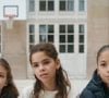 Lila souhaite quant à elle évoluer dans l’univers de la comédie musicale, entre chant et danse.
Lila Debbouze (en blanc), la fille de Mélissa Theuriau et Jamel Debbouze, fait une première apparition remarquée à la télévision dans le documentaire Le Temps des femmes, diffusé sur France 2 et produit par sa mère, accompagnée de Noor (gauche) et Dune (Droite). © Capture TV France 2 via Bestimage