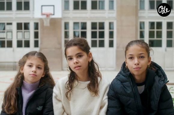 Lila souhaite quant à elle évoluer dans l’univers de la comédie musicale, entre chant et danse.
Lila Debbouze (en blanc), la fille de Mélissa Theuriau et Jamel Debbouze, fait une première apparition remarquée à la télévision dans le documentaire Le Temps des femmes, diffusé sur France 2 et produit par sa mère, accompagnée de Noor (gauche) et Dune (Droite). © Capture TV France 2 via Bestimage