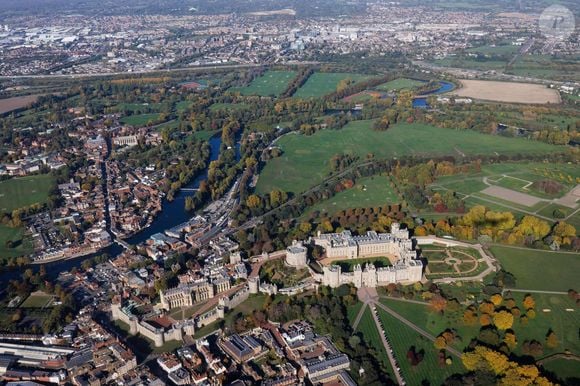 Vue aérienne panoramique de Windsor et Eton avec la Tamise par une journée ensoleillée avec le château de Windsor et son parc à l'avant-plan à Windsor, Angleterre, Royaume-Uni le 18 octobre 2022. Photo by Graham Prentice/Alamy/ABACAPRESS.COM