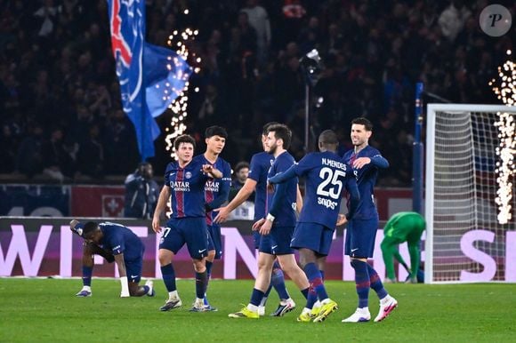 Les joueurs du PSG célèbrent la victoire de leur équipe après le match de Ligue 1 entre le Paris Saint Germain et l'Olympique de Marseille au Parc des Princes le 08 février 2026 à Paris, France.  Federico Pestelini / PsnewZ / Bestimage