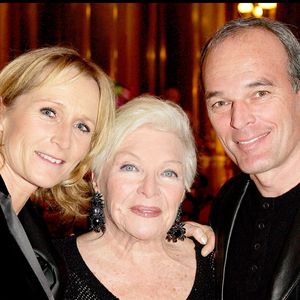Et le quotidien n'est pas toujours simple surtout quand on a un mari qui fait des blagues piquantes

Laurent Baffie, sa femme Sandrine et Line Renaud - soirée de gala au château de Versailles pour l'association Pour la vie, espoir contre  le cancer © Guillaume Gaffiot/Bestimage
