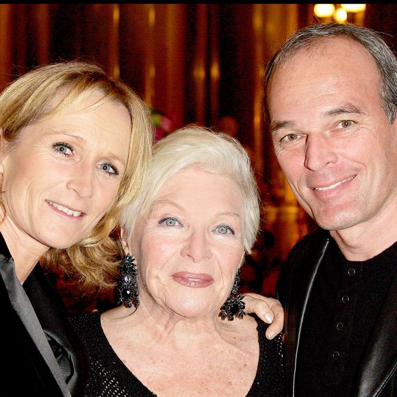 Et le quotidien n'est pas toujours simple surtout quand on a un mari qui fait des blagues piquantes

Laurent Baffie, sa femme Sandrine et Line Renaud - soirée de gala au château de Versailles pour l'association Pour la vie, espoir contre  le cancer © Guillaume Gaffiot/Bestimage
