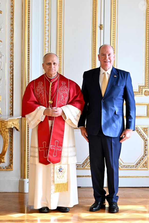 Le repas a été préparé par des étudiants du lycée Rainier-III, encadrés par des chefs.

Le pape Léon XIV avec le prince Albert II de Monaco - Entretien au palais pricnier et photo officielle - Visite historique du pape Léon XIV à Monaco le 28 mars 2026.
© Bruno Bebert - Dominique Jacovides / Bestimage