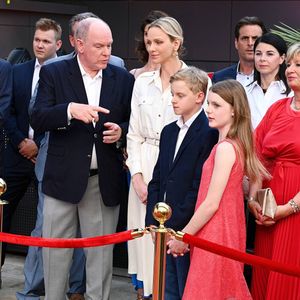 Le prince Albert II de Monaco, la princesse Charlène de Monaco, la princesse Gabriella de Monaco, comtesse de Carladès, et le prince Jacques de Monaco, marquis des Baux, assistent à l’inauguration de l’espace thématique consacré à la Principauté de Monaco à Europa-Park, à Rust, en Allemagne, le 29 juin 2026. © Dana Press/Bestimage