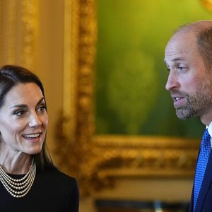 Le prince et la princesse de Galles (Le prince William, prince de Galles et Catherine "Kate" Middleton, princesse de Galles) regardent des pièces de la collection royale dans le salon vert du château de Windsor, Berkshire, au premier jour de la visite d'État au Royaume-Uni du président de la République fédérale d'Allemagne. Date de la photo : mercredi 3 décembre 2025.