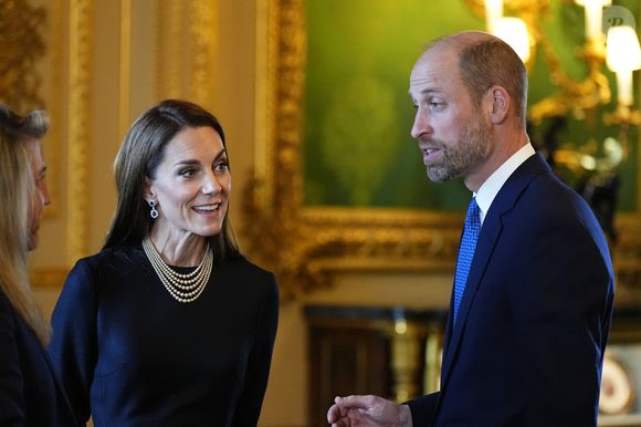 Le prince et la princesse de Galles (Le prince William, prince de Galles et Catherine "Kate" Middleton, princesse de Galles) regardent des pièces de la collection royale dans le salon vert du château de Windsor, Berkshire, au premier jour de la visite d'État au Royaume-Uni du président de la République fédérale d'Allemagne. Date de la photo : mercredi 3 décembre 2025.