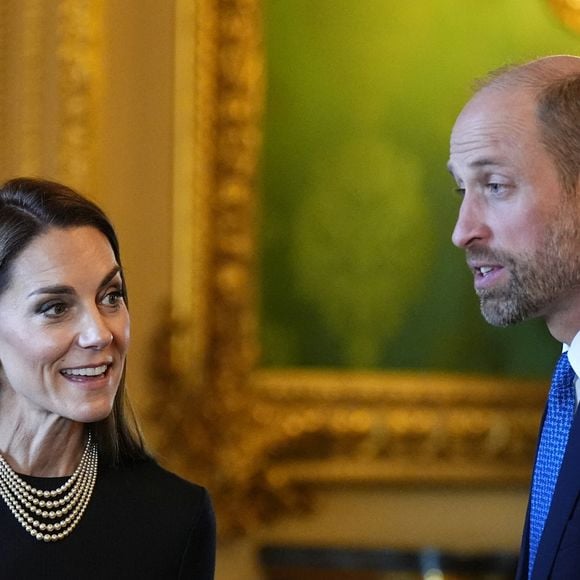 Le prince et la princesse de Galles (Le prince William, prince de Galles et Catherine "Kate" Middleton, princesse de Galles) regardent des pièces de la collection royale dans le salon vert du château de Windsor, Berkshire, au premier jour de la visite d'État au Royaume-Uni du président de la République fédérale d'Allemagne. Date de la photo : mercredi 3 décembre 2025.