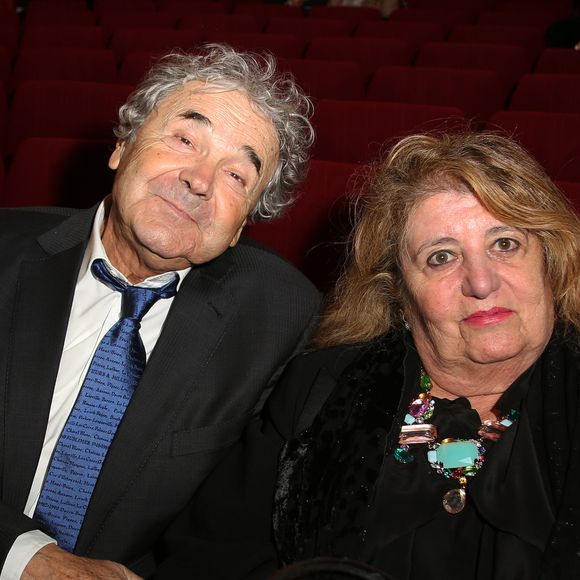 Pierre Perret et sa femme Rebecca - Représentation de la pièce de théâtre "Les Grandes Filles" au Théâtre Montparnasse en soutien à l'APREC (l'Alliance Pour la Recherche en Cancérologie) à Paris, le 31 mars 2015. © Denis Guignebourg / Bestimage