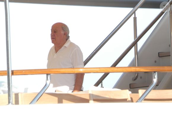 Alimentée par les dividendes record d’Inditex, cette stratégie patrimoniale permet à Amancio Ortega de diversifier ses investissements, jusqu’aux hôtels cinq étoiles et à l’international. 

Exclusif - Amancio Ortega et sa femme Flora Pérez en vacances en famille sur un yacht à Split en Croatie. Amancio est le propriétaire du groupe de mode Inditex, auquel appartient les marques Zara, Berschka, Pull & Bear.... Le 3 aout 2019.