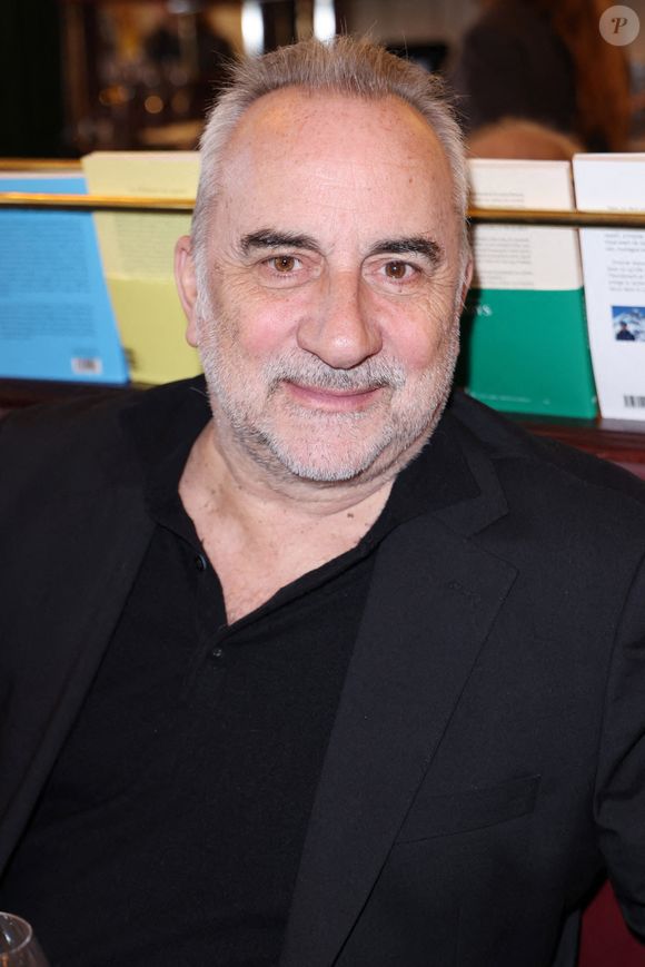 Antoine Duléry n'oublie pas pour tous les jolis souvenirs partagés. 

Antoine Duléry assistant au déjeuner de délibération des Prix Littéraires des 30èmes Journées du Livre et du Vin de Saumur Les Deux Magots au restaurant Les Deux Magots à Paris, France le 06 mars 2026. Photo par Jerome Dominé/ABACAPRESS.COM