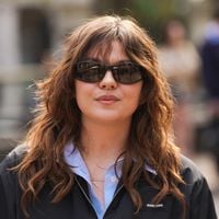 À la Fashion Week de Paris, Louane vit sa meilleure vie, accompagnée d’une célèbre figure de la Star Academy