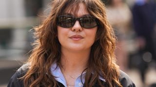 À la Fashion Week de Paris, Louane vit sa meilleure vie, accompagnée d’une célèbre figure de la Star Academy