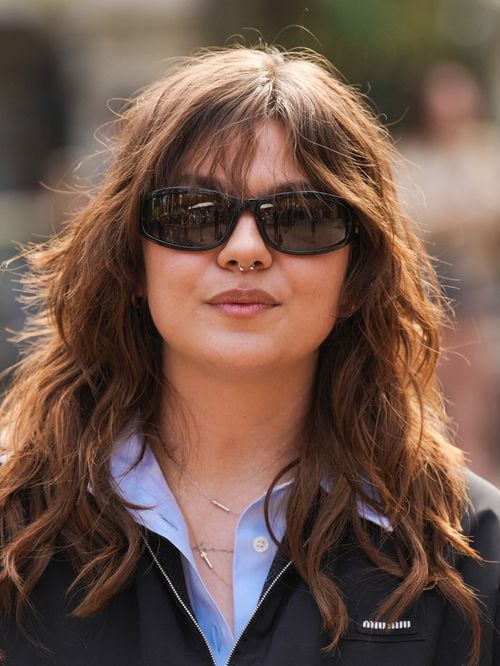 À la Fashion Week de Paris, Louane vit sa meilleure vie, accompagnée d’une célèbre figure de la Star Academy