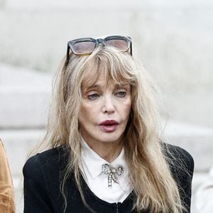 Arielle Dombasle - Sorties des obsèques d'Isabelle Mergault à la Coupole du Père-Lachaise à Paris le 30 mars 2026. © Cyril Moreau - Dominique Jacovides / Bestimage