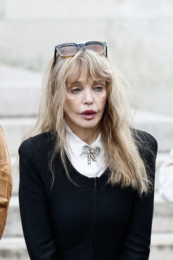 Arielle Dombasle - Sorties des obsèques d'Isabelle Mergault à la Coupole du Père-Lachaise à Paris le 30 mars 2026. © Cyril Moreau - Dominique Jacovides / Bestimage