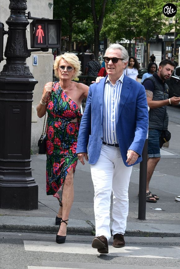 Sophie Davant et son compagnon William Leymergie - Mariage de Claude Lelouch à la mairie du 18ème à Paris. Le 17 juin 2023