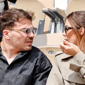 Antoine Dupont et sa compagne Iris Mittenaere en tribunes lors de la finale messieurs des Internationaux de France de Tennis de Roland Garros 2025 (jour 15), à Paris, France, le 8 juin 2025. © Cyril Moreau/Bestimage
