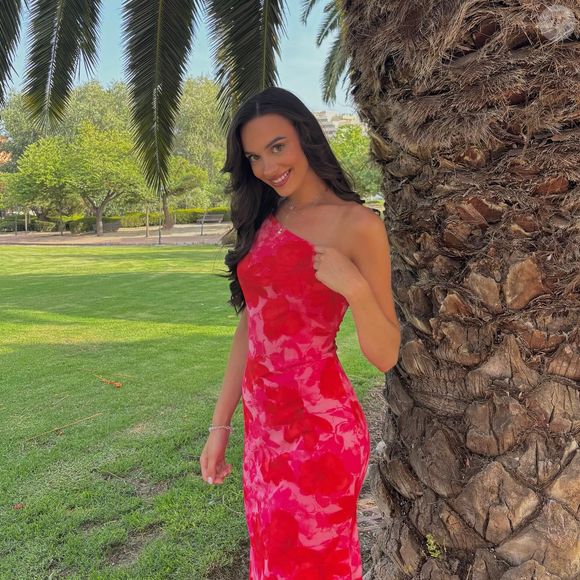 Elle se prépare à défendre les couleurs de sa région avec fierté et ambition lors de l’élection nationale prévue en décembre 

Camille L'Etang, Instagram