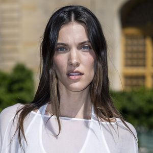 Charlotte Cardin- VIP @ Défilé de mode Jacquemus dans les jardins de l’Orangerie à Versailles, le 29 juin 2025. 

Photo : Olivier Borde / Bestimage