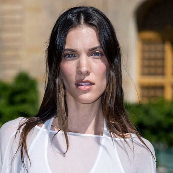 Charlotte Cardin- VIP @ Défilé de mode Jacquemus dans les jardins de l’Orangerie à Versailles, le 29 juin 2025. 

Photo : Olivier Borde / Bestimage