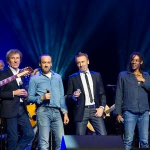 Laurent Voulzy, Alain Souchon et ses fils Ours et Pierre et les fils de Laurent Voulzy, Julien et Cliff sur la scène du gala de la fondation recherche Alzheimer à l'Olympia à Paris le 17 mars 2025. Crédit Olivier Borde - Bertrand Rindoff/Bestimage
