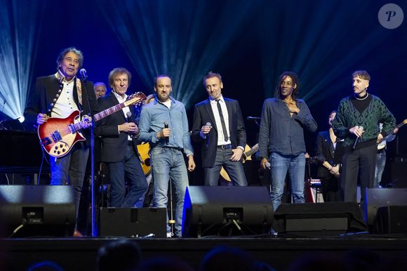 Laurent Voulzy, Alain Souchon et ses fils Ours et Pierre et les fils de Laurent Voulzy, Julien et Cliff sur la scène du gala de la fondation recherche Alzheimer à l'Olympia à Paris le 17 mars 2025. Crédit Olivier Borde - Bertrand Rindoff/Bestimage