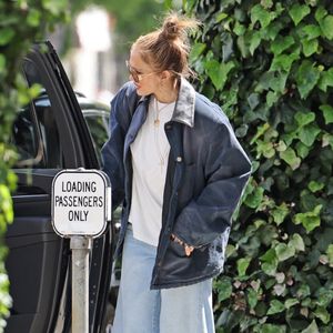 Los Angeles - Jennifer Lopez et sa fille Emme profittent d'un déjeuner au restaurant The Ivy le 27/04/2025
Photo : Backgrid UK/ Bestimage