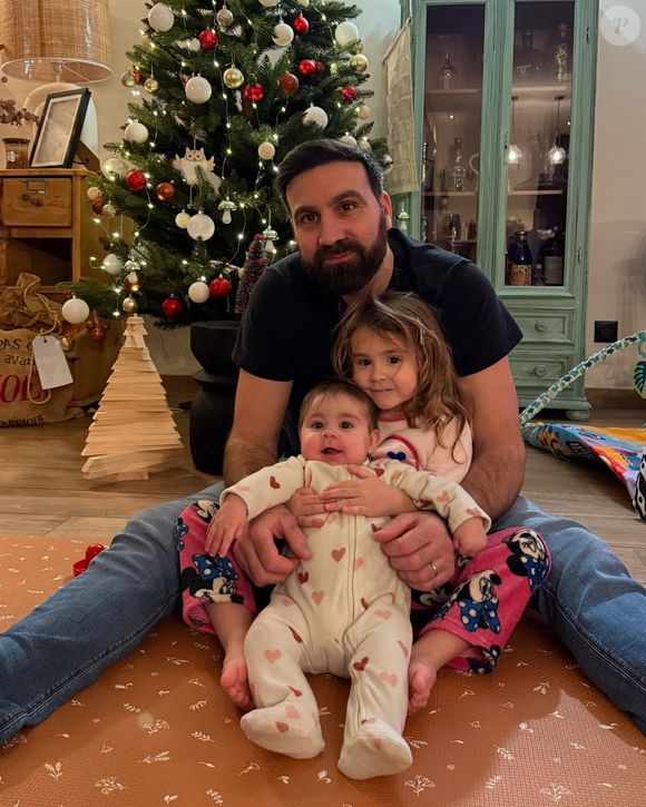 Matthieu Vieira (Mariés au premier regard) avec ses filles devant le sapin de Noël le 13 décembre 2024 ©Laure Larrory