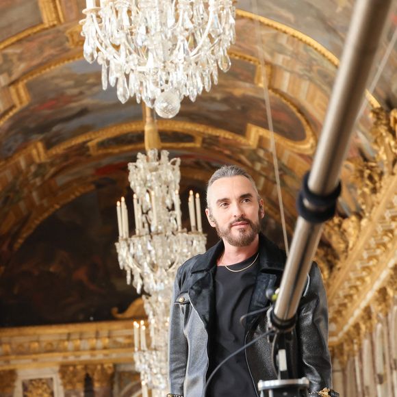 Exclusif - Christophe Willem lors de l'enregistrement de l'émission "Versailles en fêtes" diffusée le 5 septembre 2026 sur France 2, à Versailles, France, le 6 juillet 2026. © Guebey-Tribeca/Bestimage