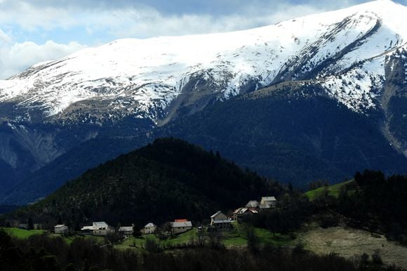 Illustrations au Vernet dans les Alpes-de-Haute-Provence dans le cadre de la disparition du petit Emile en juillet 2023 dont une partie des ossements ont été retrouvés. Le 4 avril 2024.

© Romain Doucelin / Bestimage