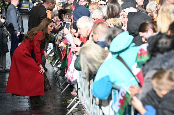 Le prince William, prince de Galles, et Catherine (Kate) Middleton, princesse de Galles, visitent le marché de Pontypridd, le 26 février 2025. 
Zuma Press/Bestimage