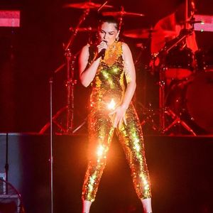 Jessie J, un drapeau brésilien sur les épaules, en concert lors du festival "Rock in Rio" à Rio de Janeiro. Backgrid USA / Bestimage