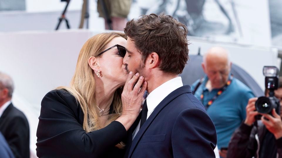 Virginie Efira et Niels Schneider s'embrassent sur la Croisette