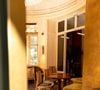 Une piscine en pierre de granit complète l’offre bien-être.

Installé dans un somptueux hôtel particulier Art nouveau du IXe arrondissement, BB Blanche marie gastronomie et décor théâtral au cœur d'une adresse historique réinventée avec élégance.
